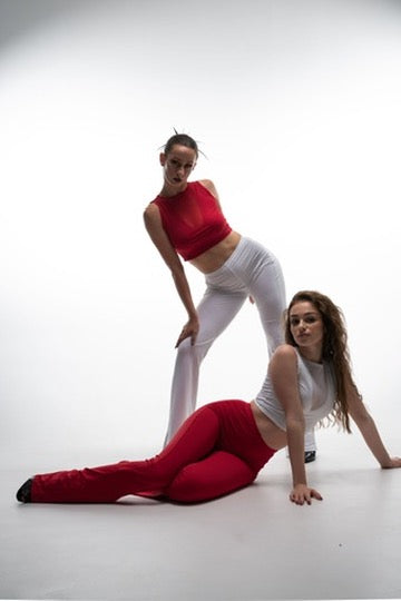 Танцювальний образ: червоний топ і білі штани-кльош