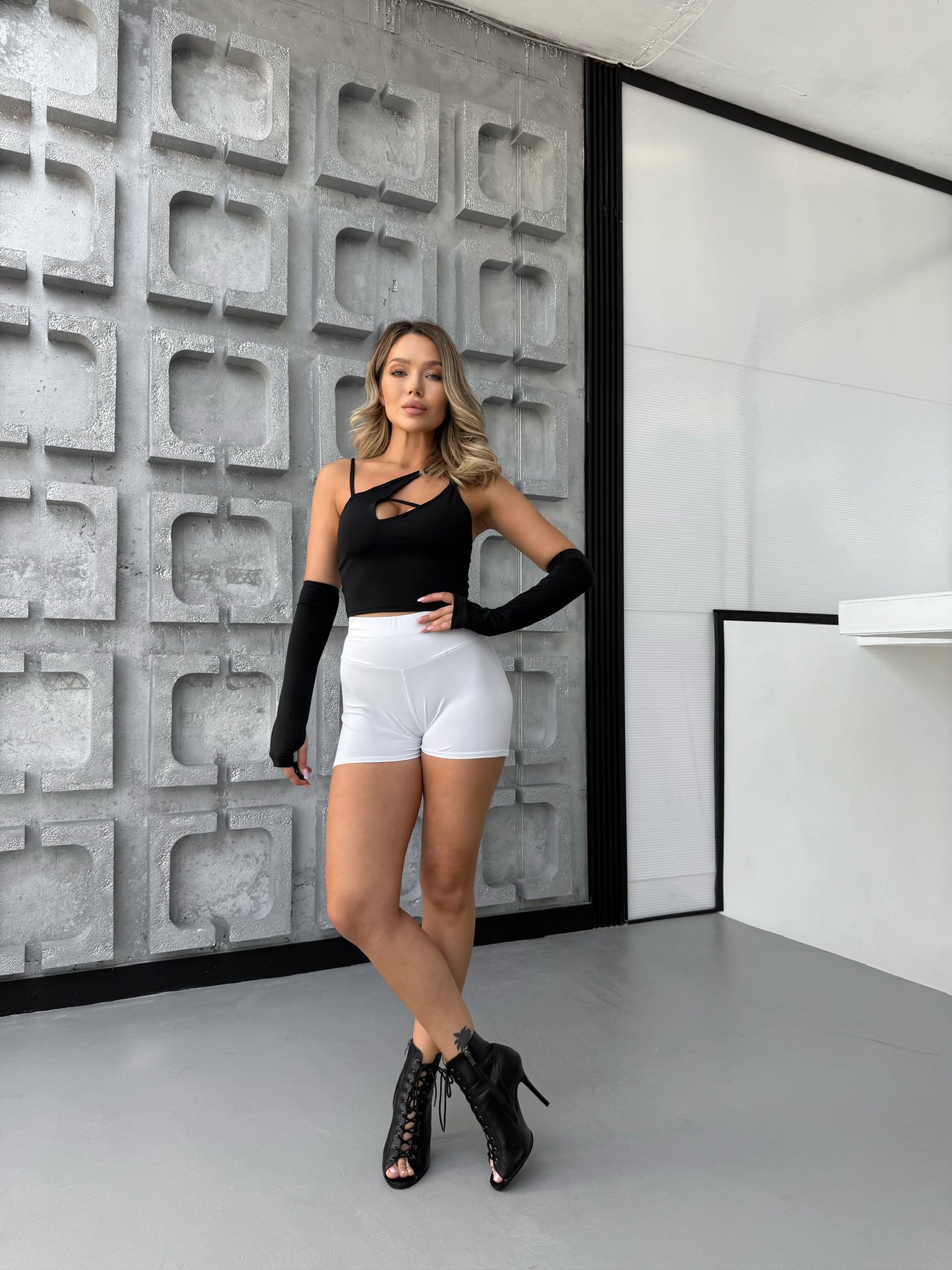 Білі танцювальні шорти зі зборкою для танців heels, тверк, pole dance | Короткі білі шорти