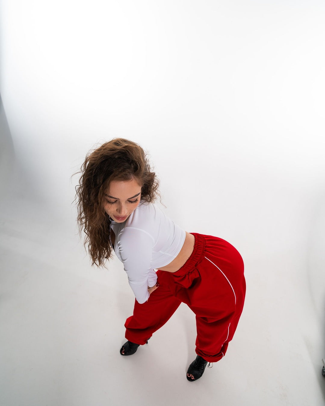 Танцювальний костюм для jazz-funk: білий лонш і червоні штани