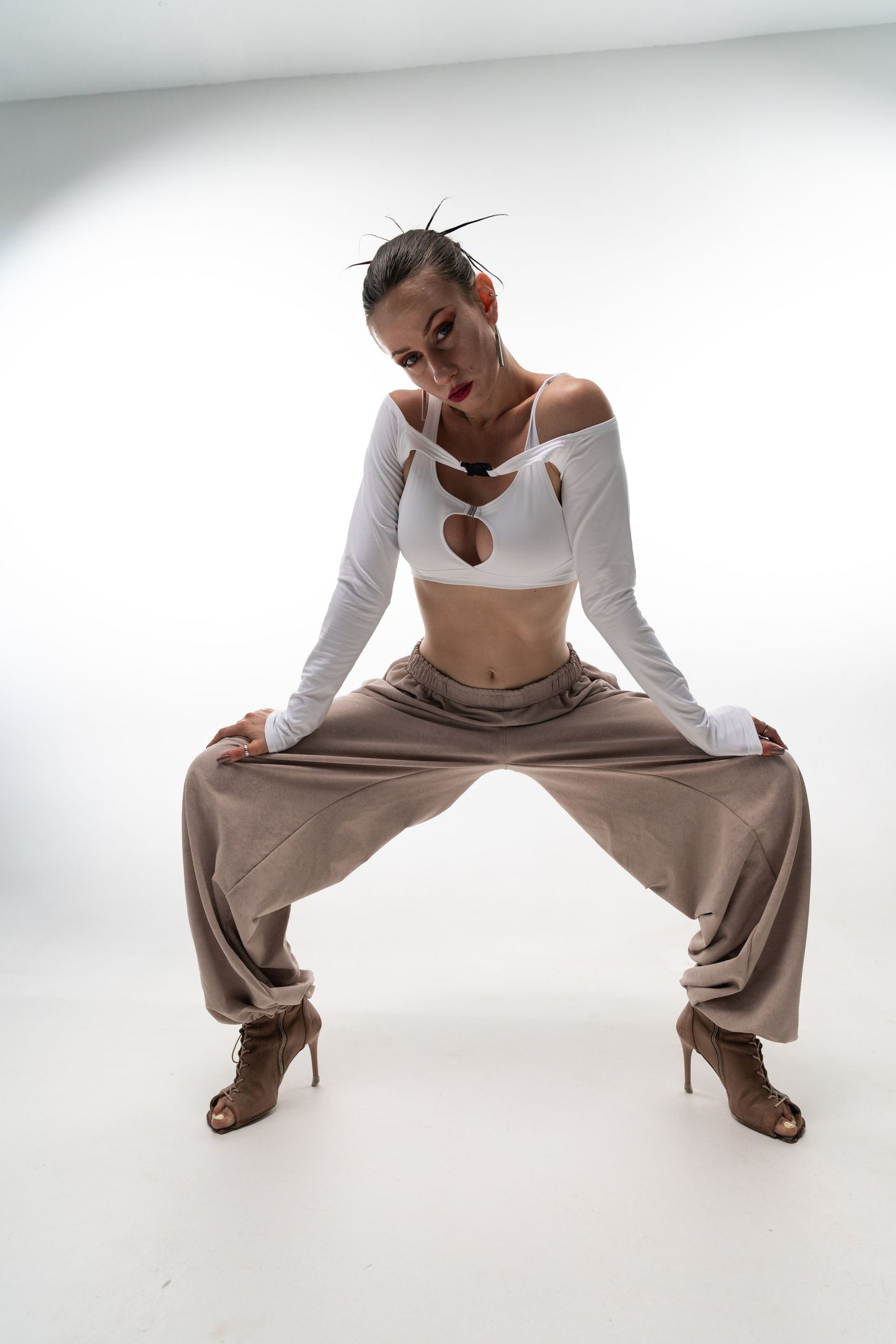 Танцювальний комплект: білий топ, рукава та бежеві штани