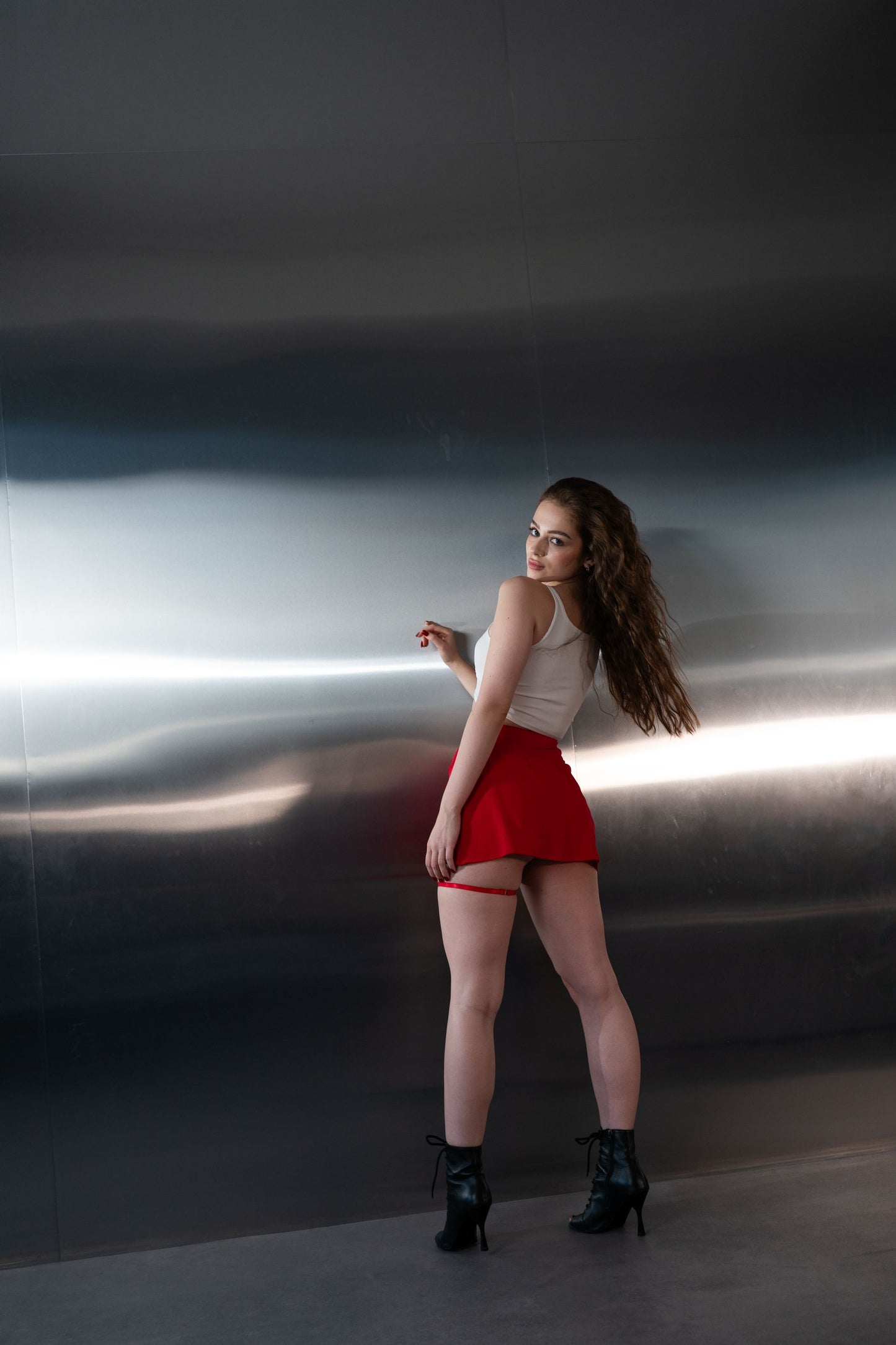 Танцювальний костюм: молочний топ і червона спідниця-шорти