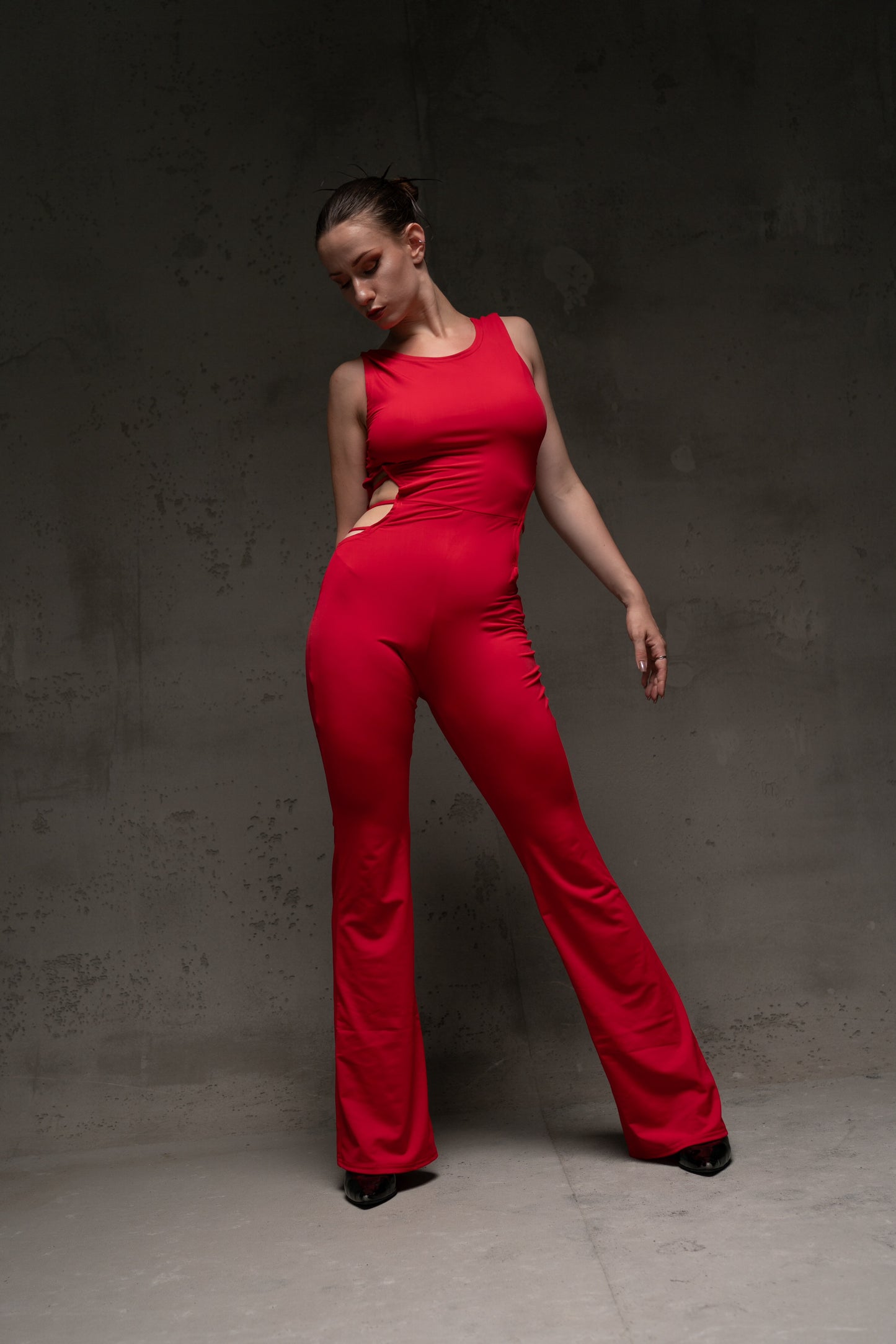Червоний комбінезон з відкритою спиною