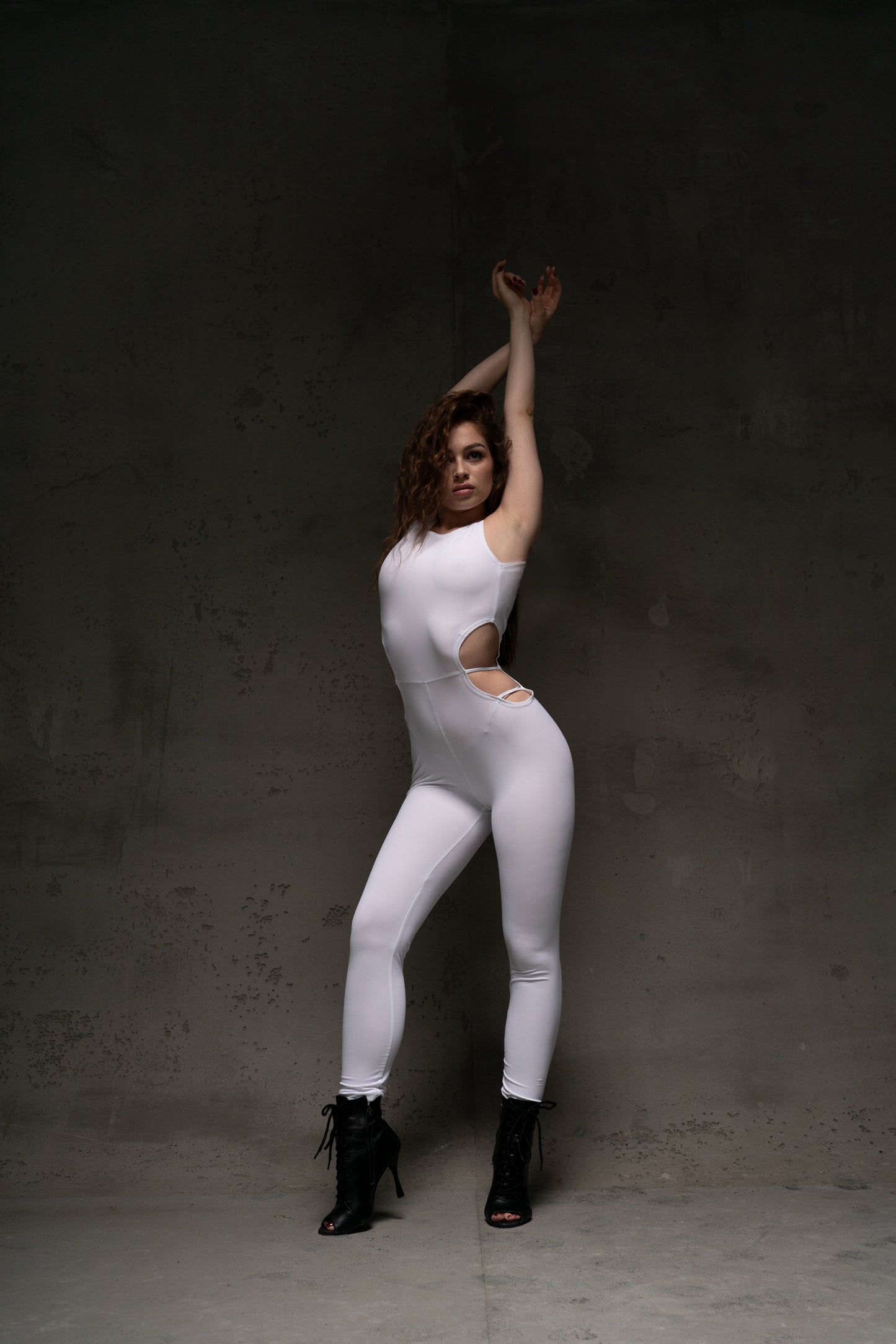 Білий комбінезон для танців із відкритою спиною