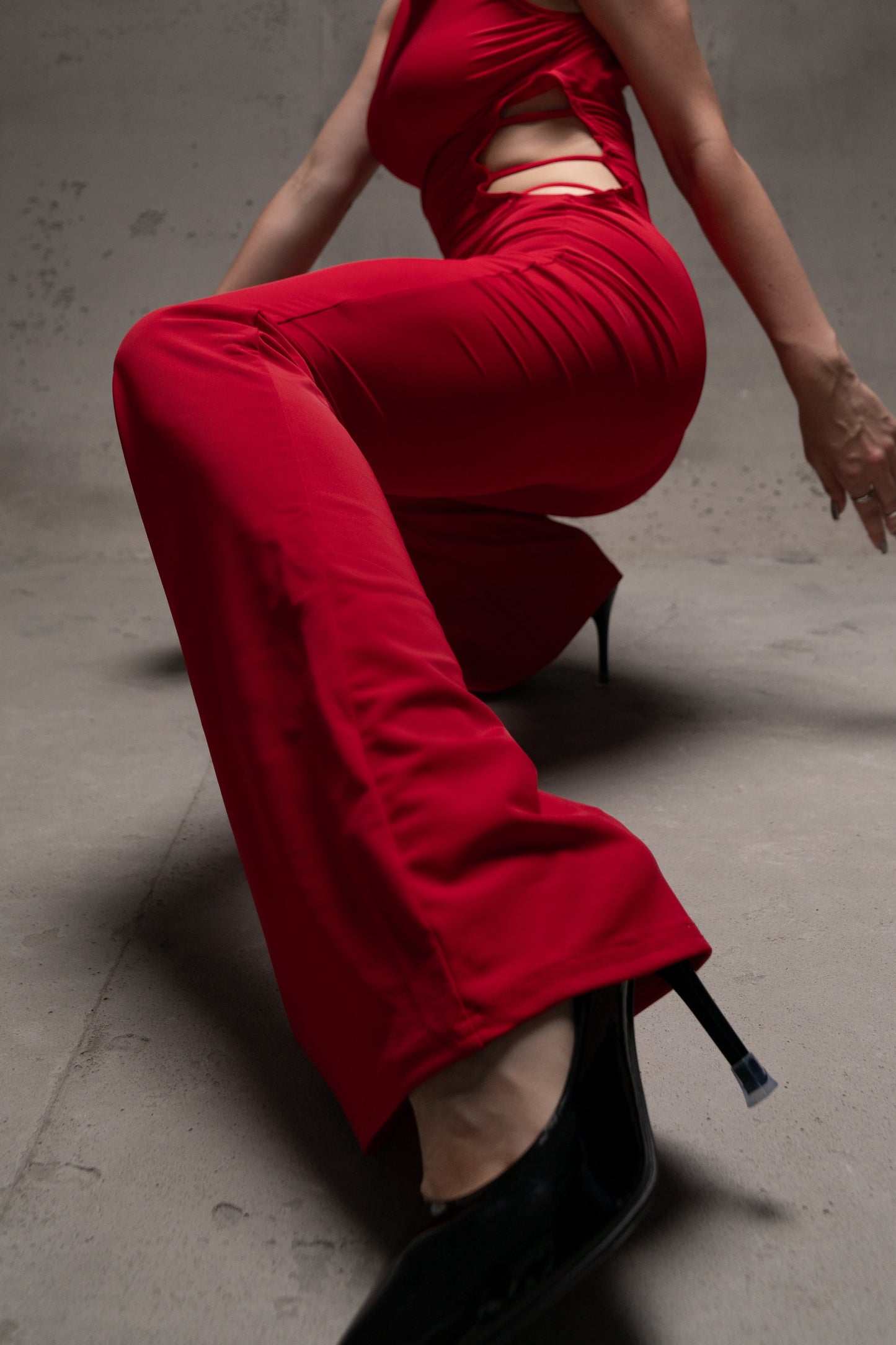 Червоний комбінезон з відкритою спиною