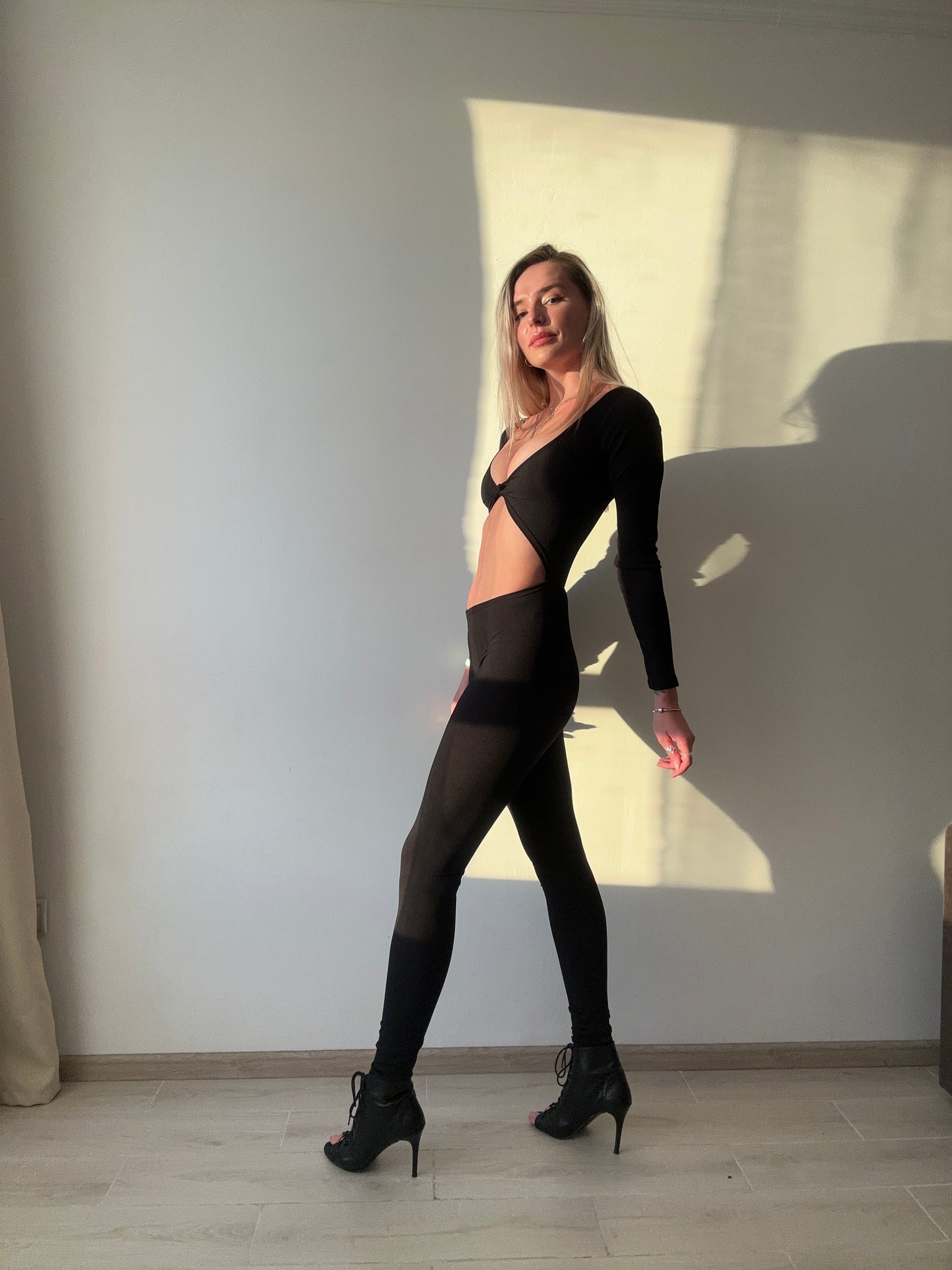 Танцювальний комбінезон з вирізом на животі та декольте