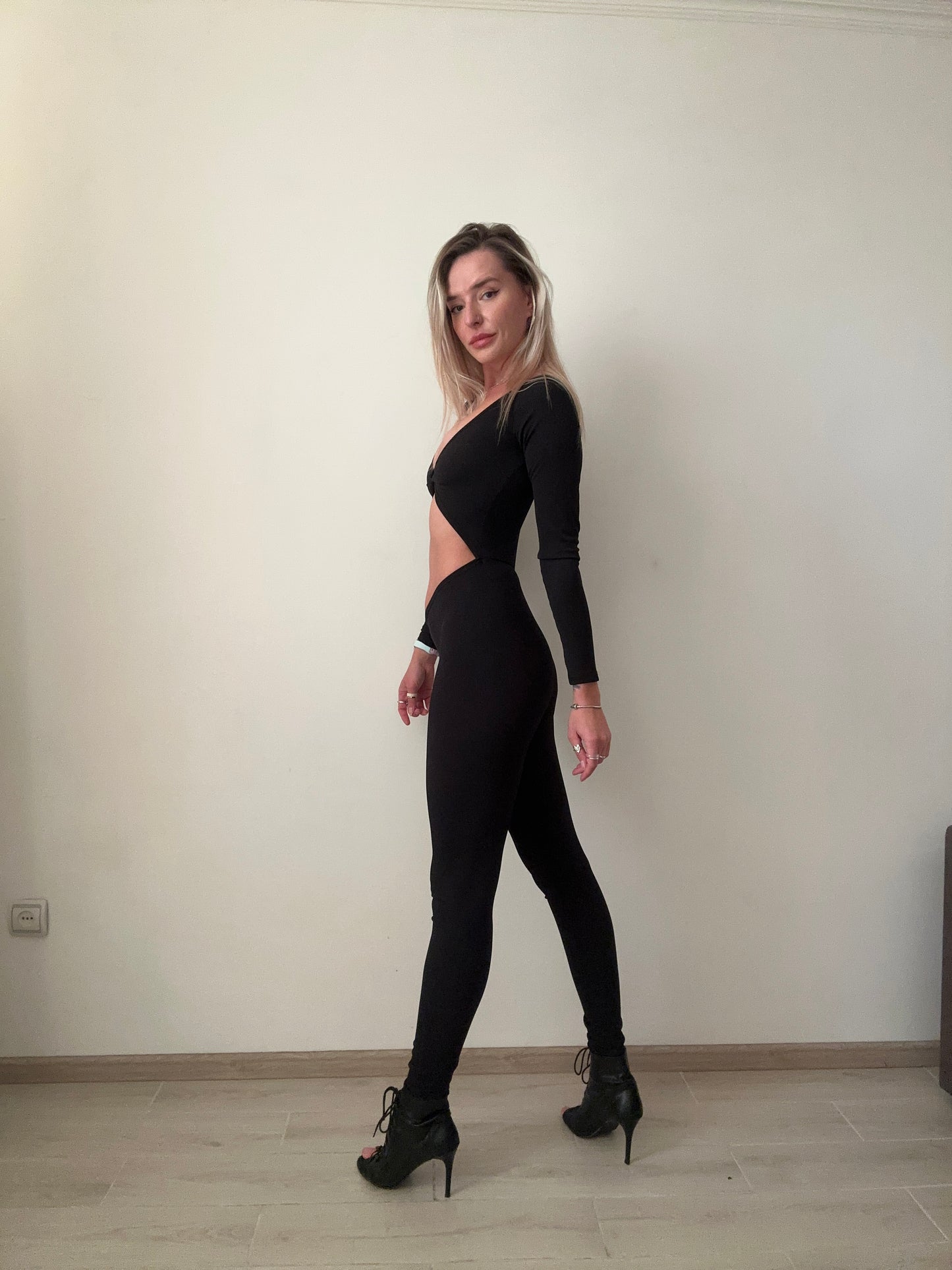 Танцювальний комбінезон з вирізом на животі та декольте