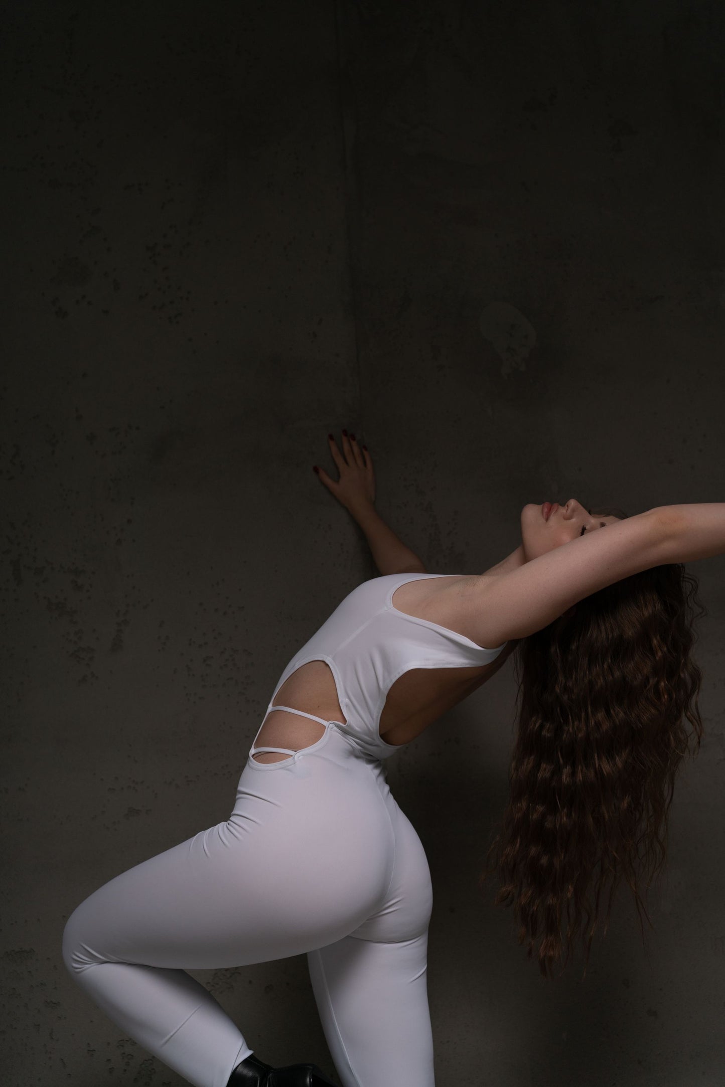 Білий комбінезон для танців із відкритою спиною