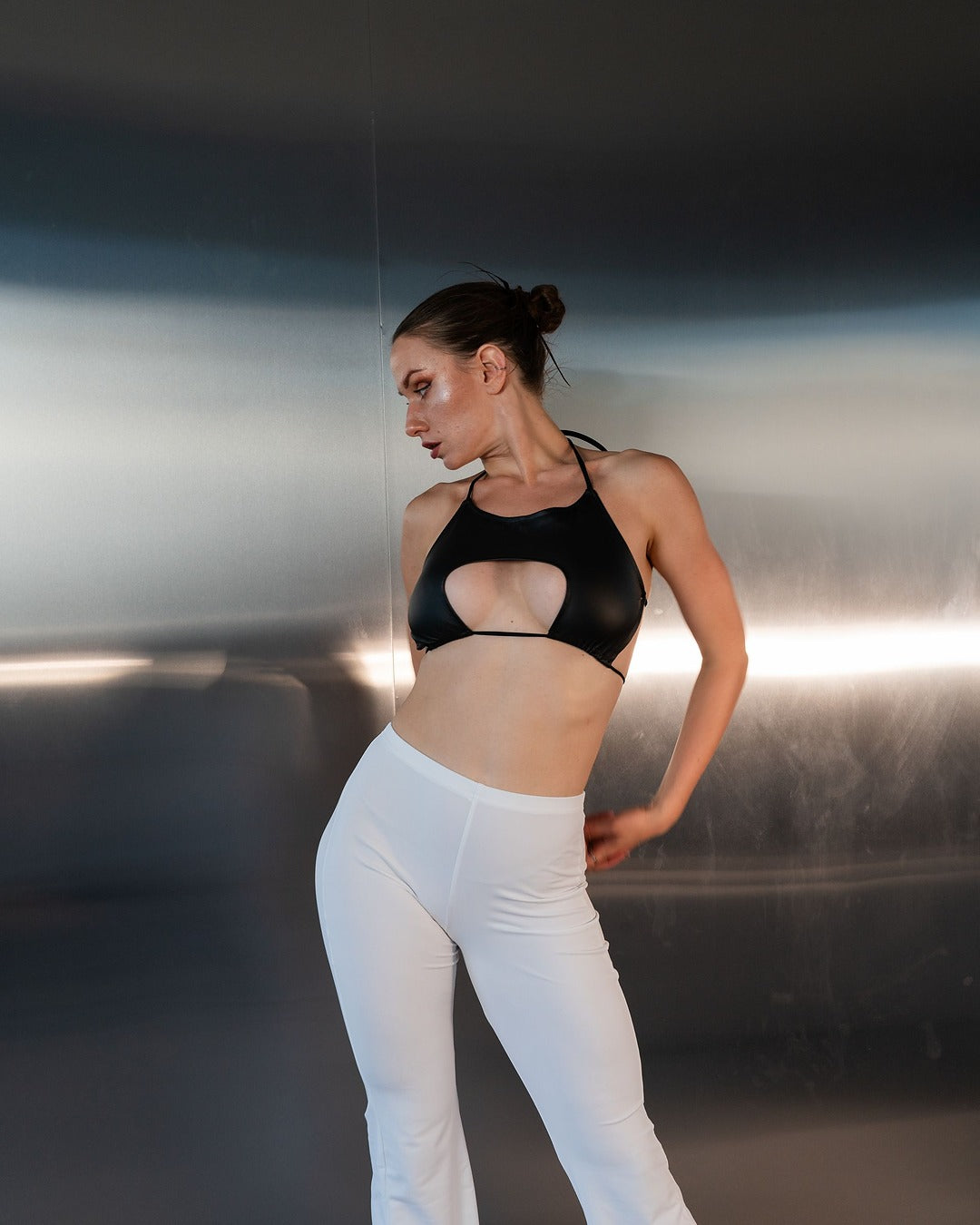 Танцювальний костюм: чорний топ і білі штани-кльош