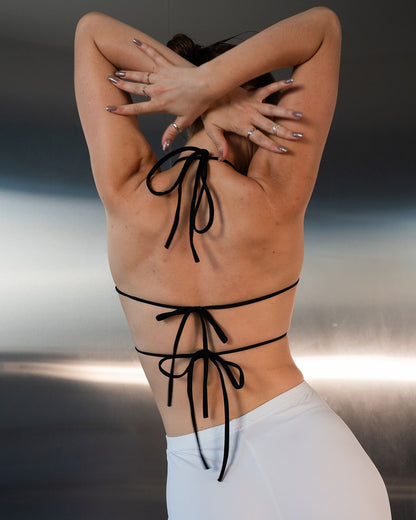 Танцювальний костюм: чорний топ і білі штани-кльош