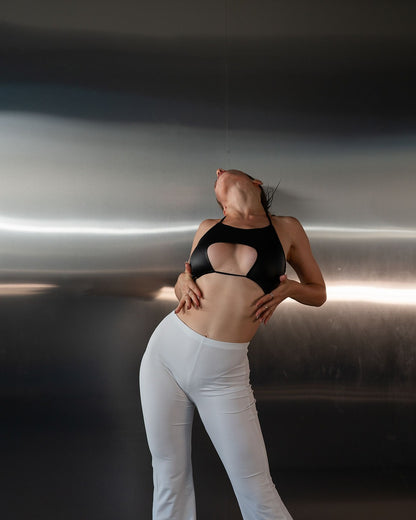 Танцювальний костюм: чорний топ і білі штани-кльош