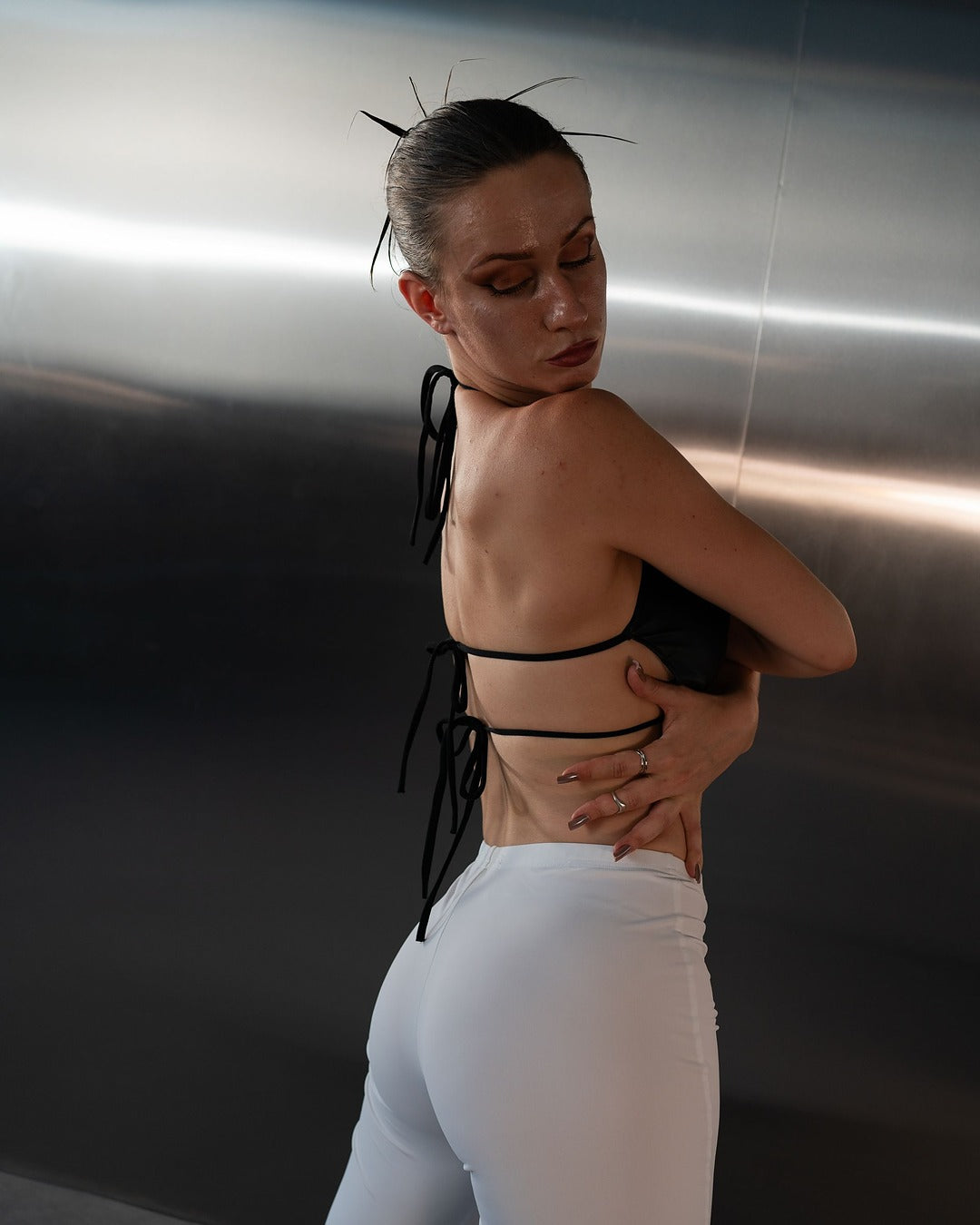 Танцювальний костюм: чорний топ і білі штани-кльош