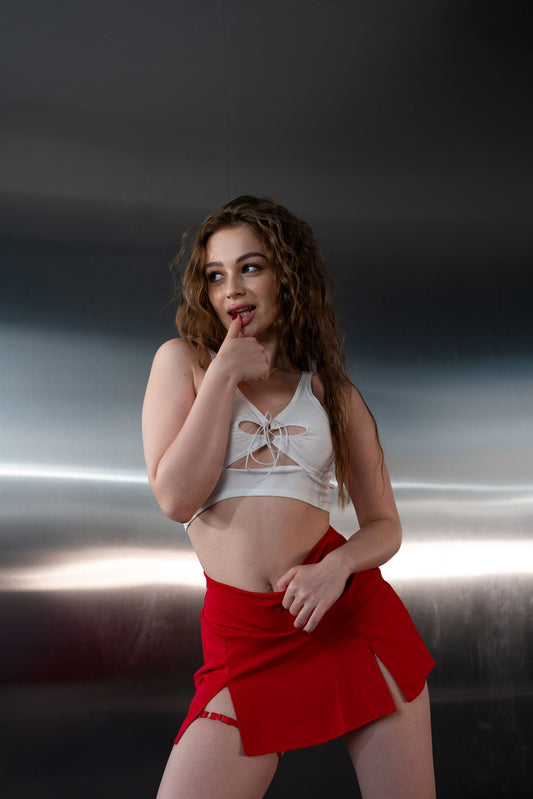 Танцювальний костюм: молочний топ і червона спідниця-шорти